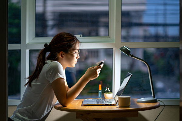 Việc học ở nhà dễ bị ngốn quá nhiều thời gian do duyệt các trang web khác ngoài bài tập ở trường, thậm chí thức khuya ảnh hưởng đến giấc ngủ. (Ảnh minh họa Shutterstock)