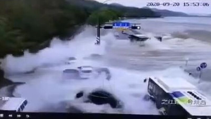 Nước sông Tiền Đường ở Hàng Châu cuốn phăng hàng chục ôtô
