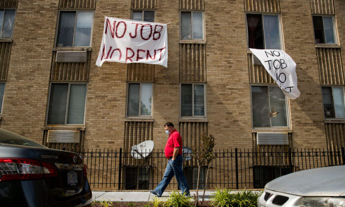 Những tấm biển ghi dòng chữ "Không Việc Làm Không Thuê" (No Job No Rent) treo trên cửa sổ của một tòa nhà chung cư ở Hoa Thịnh Đốn vào ngày 20 tháng 5 năm 2020. (Ảnh: Andrew Harnik / AP Photo qua The Epoch Times)