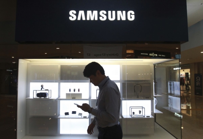 Một người đàn ông đi ngang qua cửa hàng Samsung Electronics ở Seoul, Hàn Quốc, vào ngày 12/10/2016. (Ảnh: Ahn Young-joon/AP qua The Epoch Times)