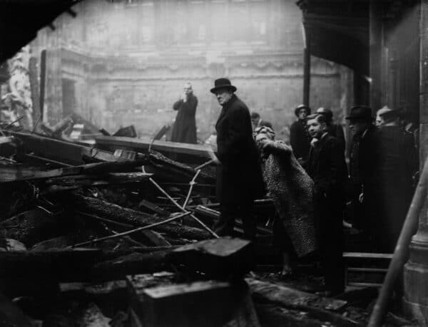 Churchill giữa đống đổ nát ở London trong trận Blitz, vào đêm giao thừa năm 1940. (Ảnh JA Hampton / Cơ quan báo chí chuyên đề / Getty Images)