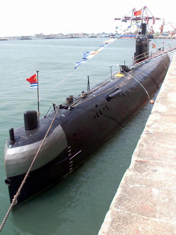 Một bức ảnh tư liệu cho thấy một tàu ngầm thường lớp Kilo của Nga thuộc Hải quân Quân đội Giải phóng Nhân dân Trung Quốc tại trụ sở hải quân của Hạm đội Biển Bắc Trung Quốc ở thành phố cảng Thanh Đảo, miền đông Trung Quốc vào ngày 2/8/2000. (Ảnh Goh Chai Hin / AFP / Getty Images)