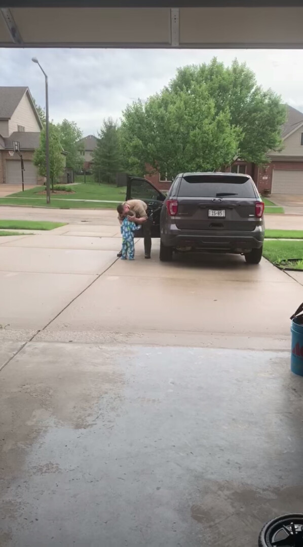 ‘Chỉ một cái hôn nữa thôi mà bố’: Video cảm động về một cảnh sát chào tạm biệt con trai trước khi đi làm
