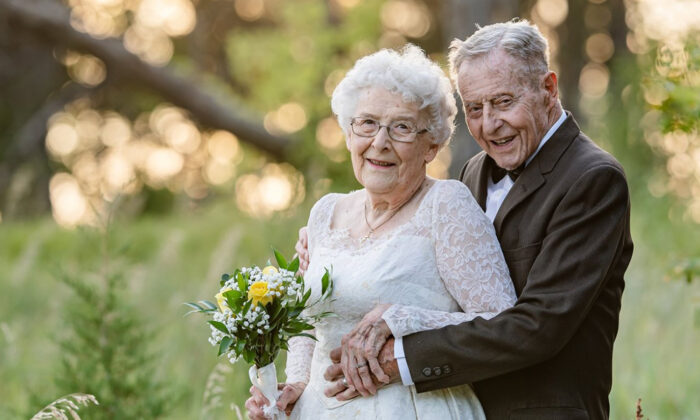 Hạnh phúc diệu kỳ: Ảnh kỷ niệm 60 năm ngày cưới của cặp đôi bát tuần