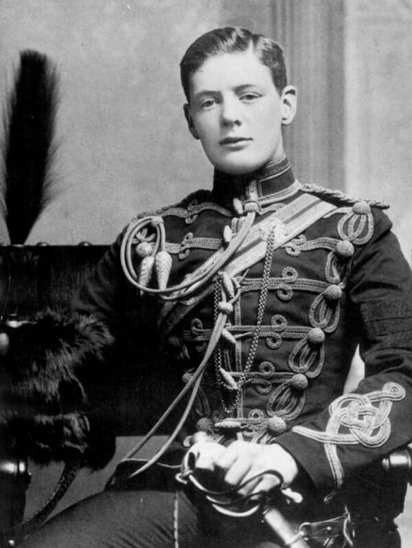 Winston Leonard Spencer Churchill, 19 tuổi, trong bộ quân phục của Nữ hoàng Đệ tứ Hussars, khi rời trường Cao đẳng Quân sự Hoàng gia, Sandhurst, với tư cách là thiếu úy. (Ảnh Hulton Archive / Getty Images)