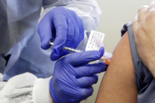 Giáo viên Nga lo sợ bị ép tiêm vaccine Sputnik V