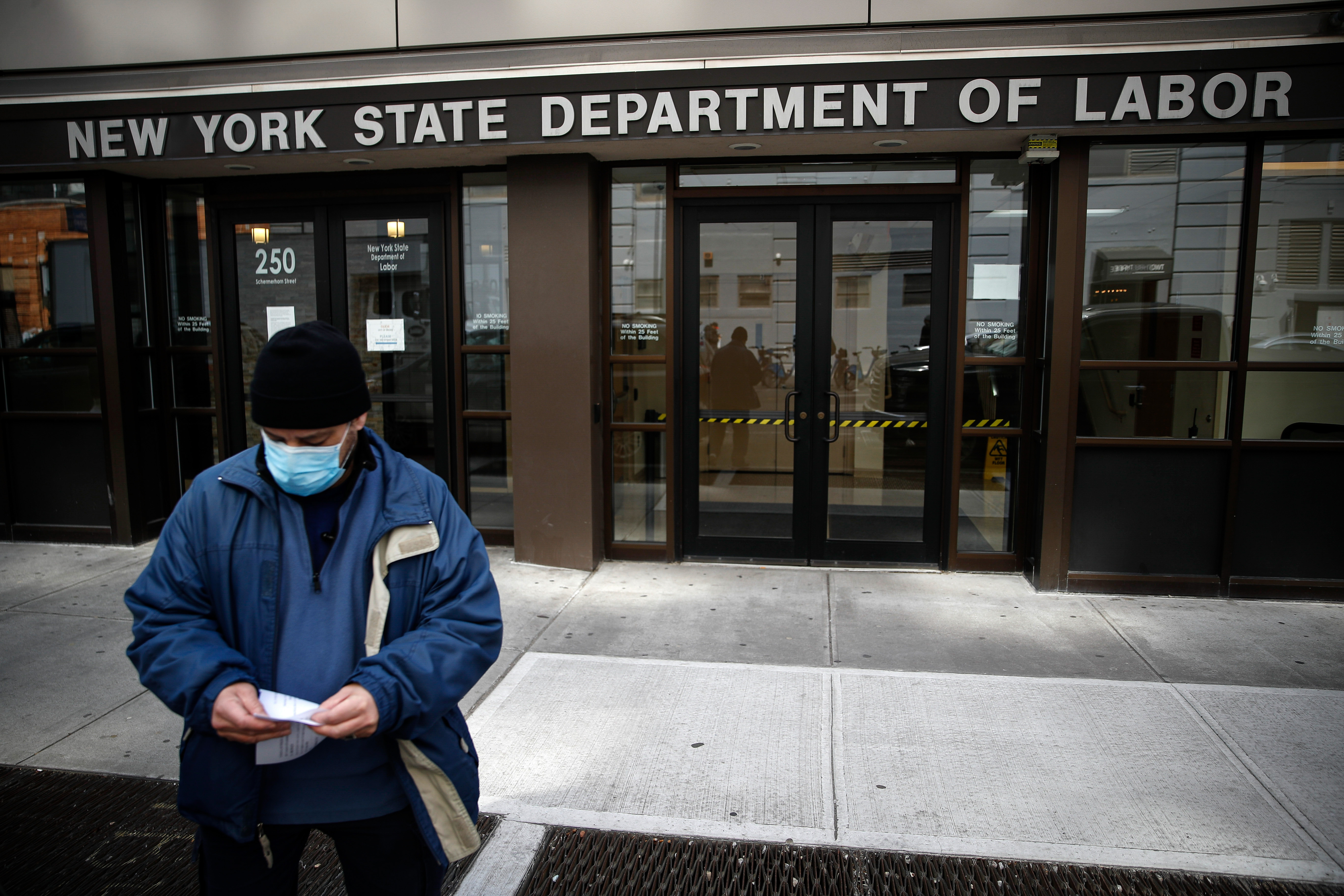 Khách đến thăm Sở Lao động bang New York bị nhân viên từ chối ngay tại cửa do đóng cửa vì virus Trung Cộng ở thành phố New York, ngày 18/3/2020. (Ảnh John Minchillo / AP)