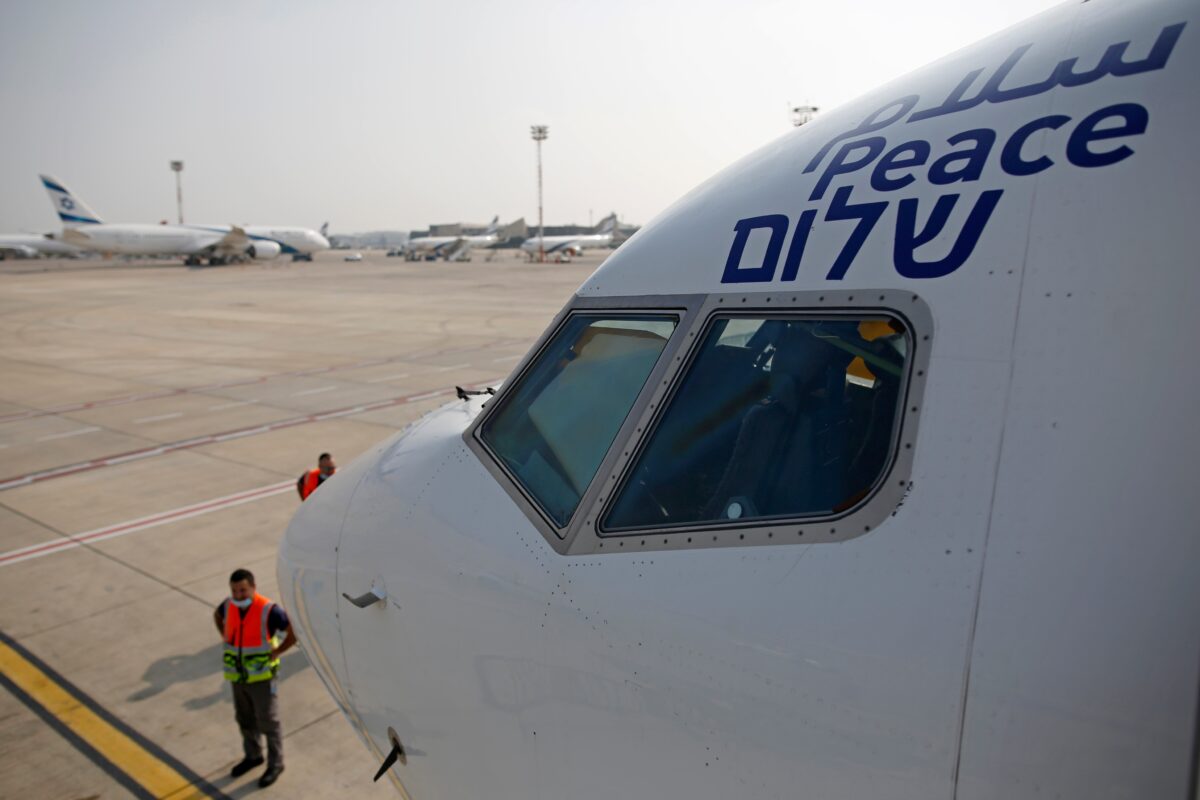 Chữ “hoà bình" dịch ra tiếng Ả Rập, tiếng Anh và tiếng Do Thái được nhìn thấy trên chiếc máy bay mang cờ Israel, El Al, chuyến bay chuyên chở phái đoàn Israel và Hoa Kỳ đến Abu Dhabi tại Sân bay Ben Gurion, gần Tel Aviv, Israel, vào ngày 31 tháng 8 năm 2020. (Ảnh Nir Elias / Pool / AP)