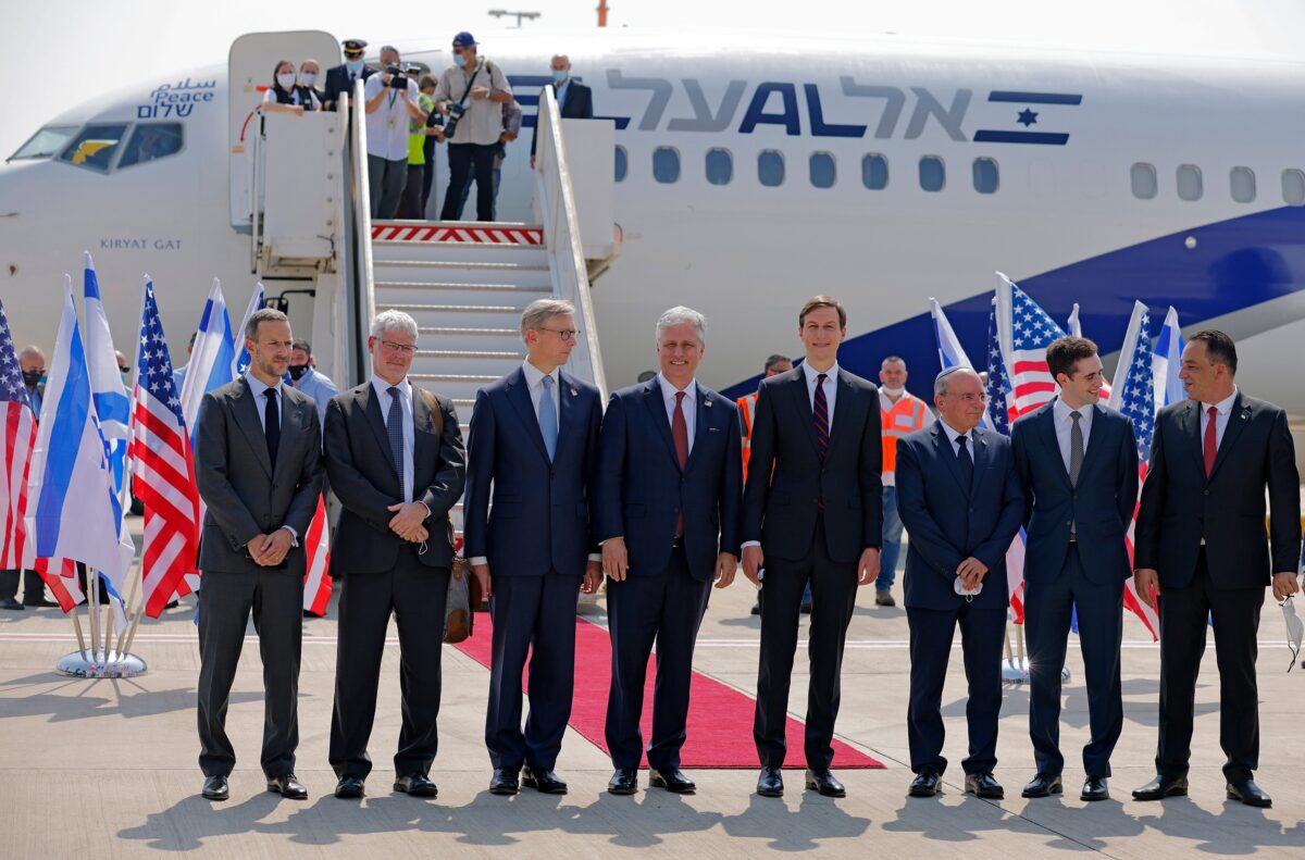 Cố vấn Tổng thống Hoa Kỳ Jared Kushner, ở giữa về phía bên phải và Cố vấn An ninh Quốc gia Hoa Kỳ Robert O'Brien, ở giữa về phía bên trái, chụp với các thành viên của phái đoàn Mỹ-Israel trước chuyến bay của El Al tại Sân bay Ben Gurion gần Tel Aviv, Israel, vào ngày 31 tháng 8 năm 2020, chuyến bay sẽ đưa họ từ Tel Aviv đến Abu Dhabi. (Ảnh Menahem Kahana / Pool / AP)