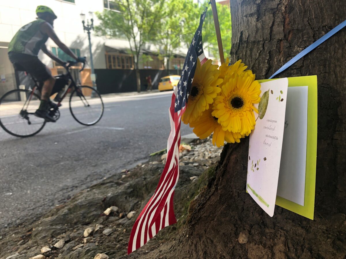 Một đài tưởng niệm nhỏ cho nạn nhân bị bắn chết, Aaron J. Danielson, 39 tuổi, được trưng bày tại địa điểm nơi anh ta bị giết ở Portland, Ore., vào ngày 31/8/2020 (Ảnh Gillian Flaccus / AP)