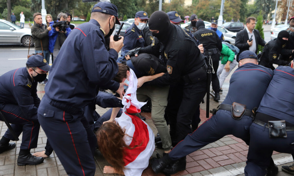 Cảnh sát bắt giữ các sinh viên trong cuộc biểu tình phản đối kết quả bầu cử tổng thống ở Minsk, Belarus, vào ngày 1/9/2020.(Ảnh: AP)