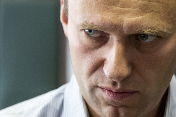 Lãnh đạo phe đối lập Nga Alexei Navalny đứng trong giờ giải lao trong phiên điều trần về kháng cáo của ông tại một tòa án ở Moscow vào ngày 5/9/2018. (Ảnh Pavel Golovkin / AP)