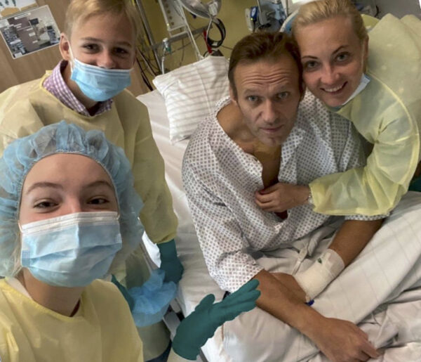 Bức ảnh phát tay này do ông Alexei Navalny công bố trên tài khoản Instagram cho thấy ông và vợ Yulia, con gái Daria và con trai Zakhar, được chụp trong một bệnh viện ở Berlin, vào ngày 15/9/2020. (Ảnh Navalny Instagram /AP Photo)