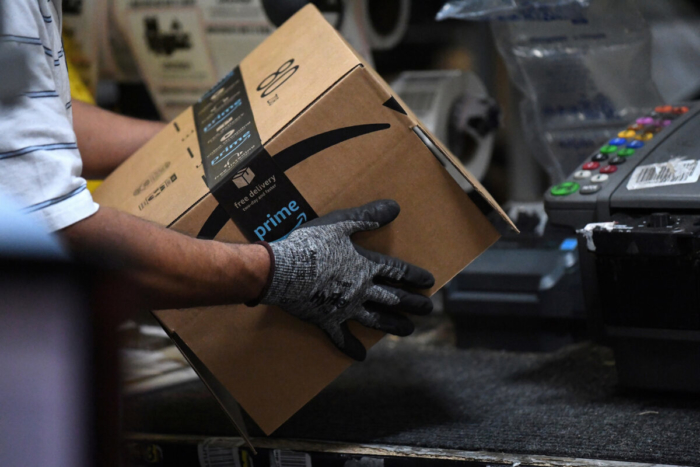 Amazon tuyển dụng 100,000 lao động ở Hoa Kỳ và Canada khi thương mại điện tử gia tăng