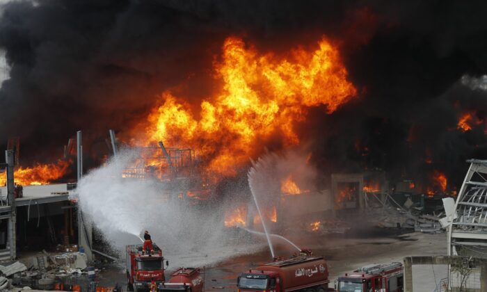 Cháy lớn tại cảng Beirut – công nhân hoảng loạn chạy khỏi hiện trường