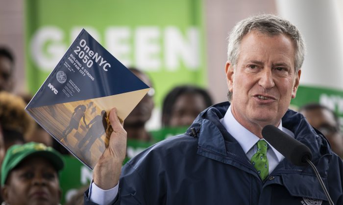 Thị trưởng Thành phố New York Bill de Blasio cầm một bản sao của 'One NYC 2050' khi ông phát biểu tại Công viên Hunters Point South ở quận Queens của Thành phố New York vào ngày 22 tháng 4 năm 2019. (Ảnh Drew Angerer / Getty Images)