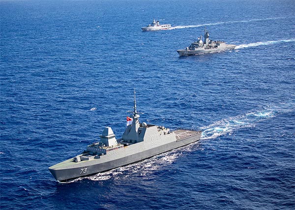 Chiến hạm HMAS Stuart của Úc cùng với Tàu hộ vệ tàng hình RSS Supreme của Singapore và Tàu Hoàng gia Brunei KDB Daruleshan đi qua Thái Bình Dương khi họ chuẩn bị tham gia cuộc Tập trận Vành đai Thái Bình Dương 2020 vào ngày 17/8/2020. (Ảnh Bộ Quốc phòng Úc)