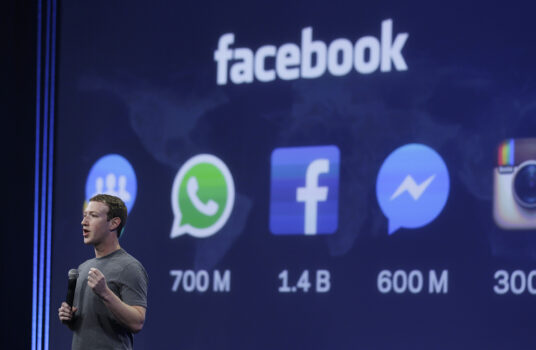 Giám đốc điều hành Mark Zuckerberg đưa ra bài phát biểu quan trọng trong Hội nghị Nhà phát triển Facebook F8 ở San Francisco, California, vào ngày 25 tháng 3 năm 2015. (Ảnh: Eric Risberg / AP)