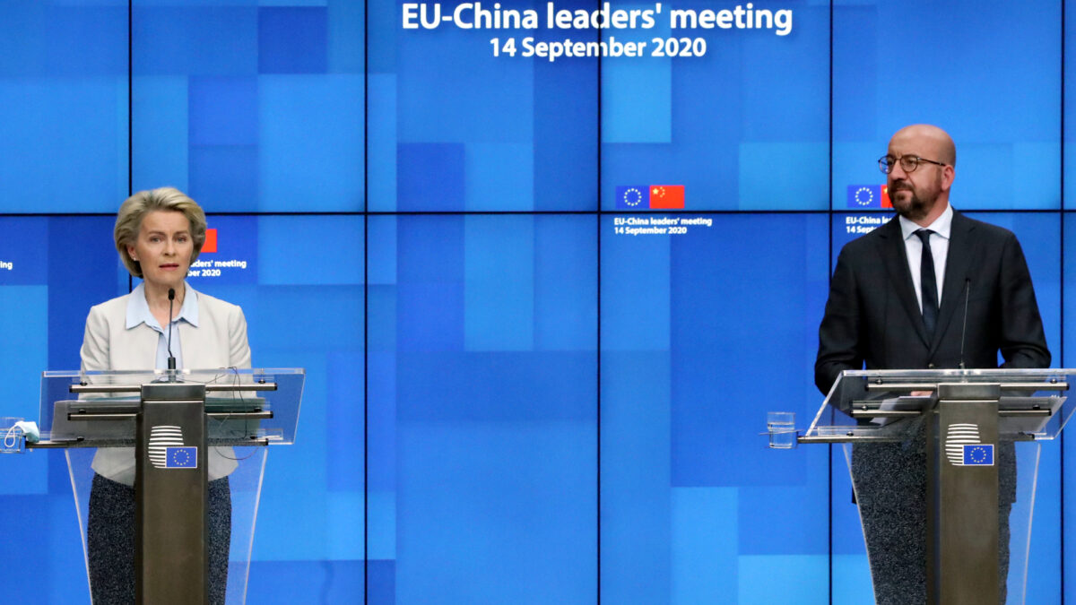 Chủ tịch Hội đồng Châu Âu Charles Michel (R) và Chủ tịch Ủy ban Châu Âu Ursula von der Leyen tham dự cuộc họp báo sau hội nghị thượng đỉnh trực tuyến EU-Trung Quốc tại tòa nhà Hội đồng Châu Âu ở Brussels, vào ngày 14/9/2020. (Ảnh Yves Herman/ Pool qua AP)