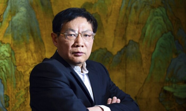Ông trùm bất động sản Trung Quốc Nhậm Chí Cường (Ren Zhiqiang) trong một bức ảnh được chụp tại văn phòng của ông ở Bắc Kinh, Trung Quốc, vào ngày 3/12/2012. (Ảnh: Color China Photo qua AP)