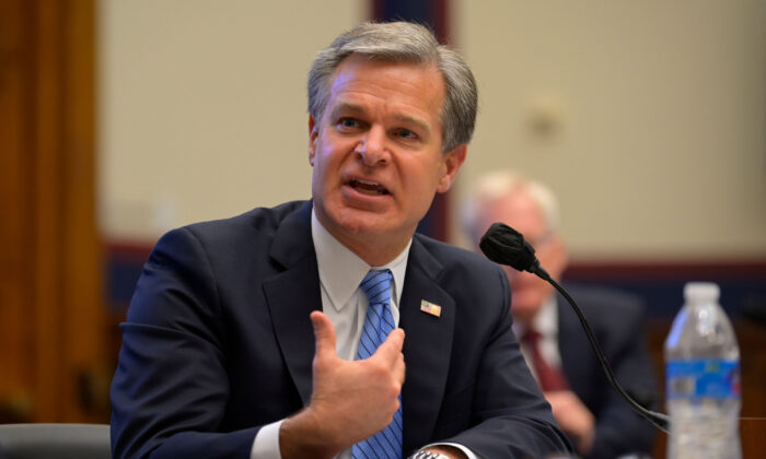 Giám đốc FBI Christopher Wray làm chứng trước một phiên điều trần của Ủy ban An ninh Nội địa Hạ viện về "Các mối đe dọa Toàn cầu đối với Tổ quốc" tại Điện Capitol ở Washington, vào ngày 17/9/2020. (Ảnh John McDonnell/ AFP qua Getty Images)