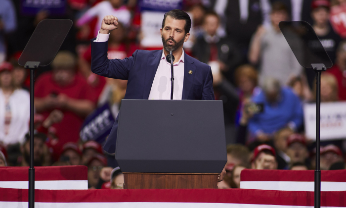 Donald Trump Jr nói: "Joe Biden đã dành toàn bộ sự nghiệp của mình để phá hủy ngành sản xuất của Mỹ, tiêu diệt tầng lớp trung lưu, đưa giấc mơ Mỹ ra nước ngoài cho Trung Quốc". (Ảnh: Darren Hauck / Getty qua The Epoch Times)