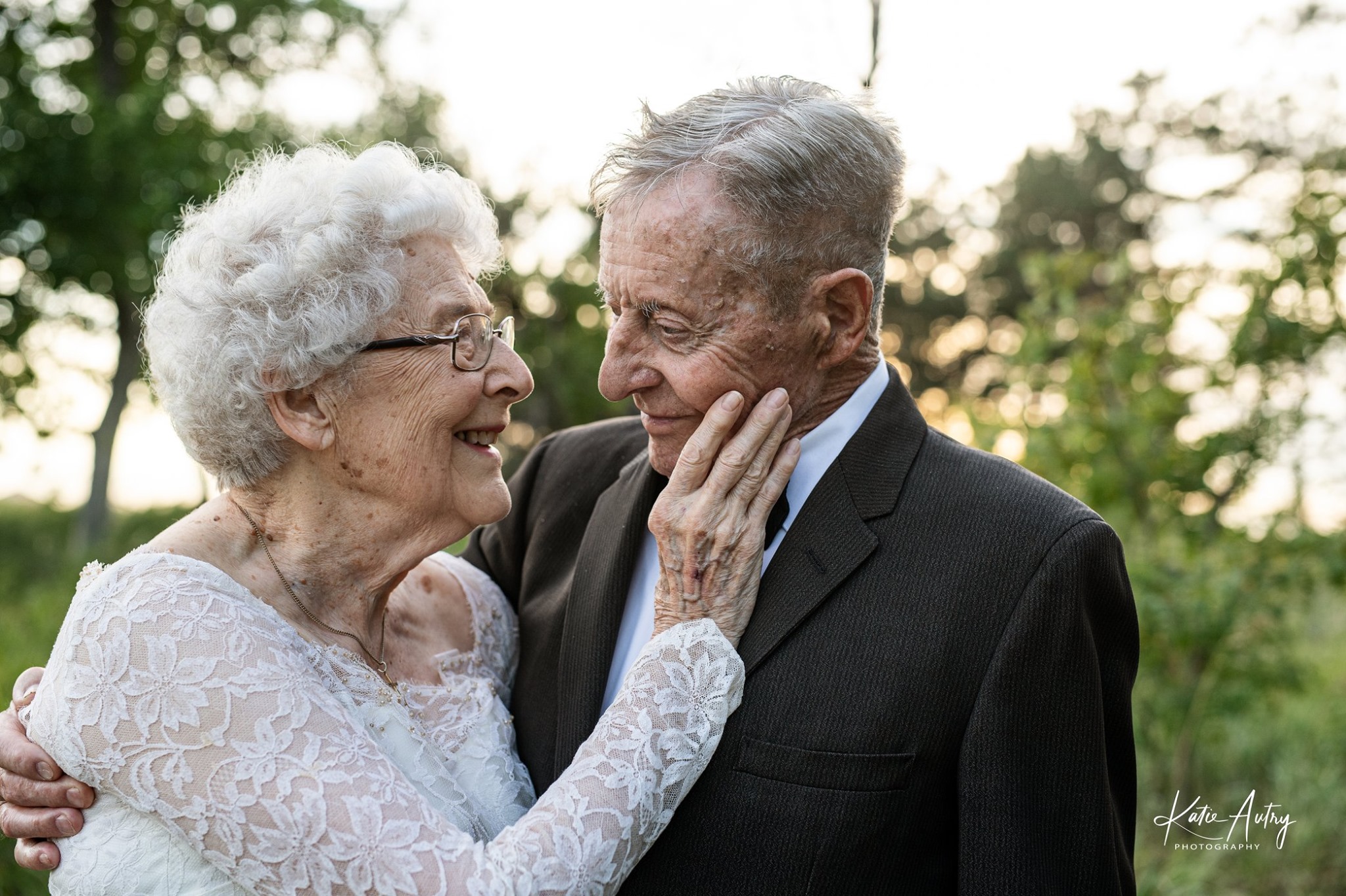 Ông bà Stone kỷ niệm 60 năm ngày cưới bằng một bộ ảnh cảm động. (Ảnh cung cấp bởi <a href="https://www.facebook.com/katieautryphotography">Katie Autry</a>)