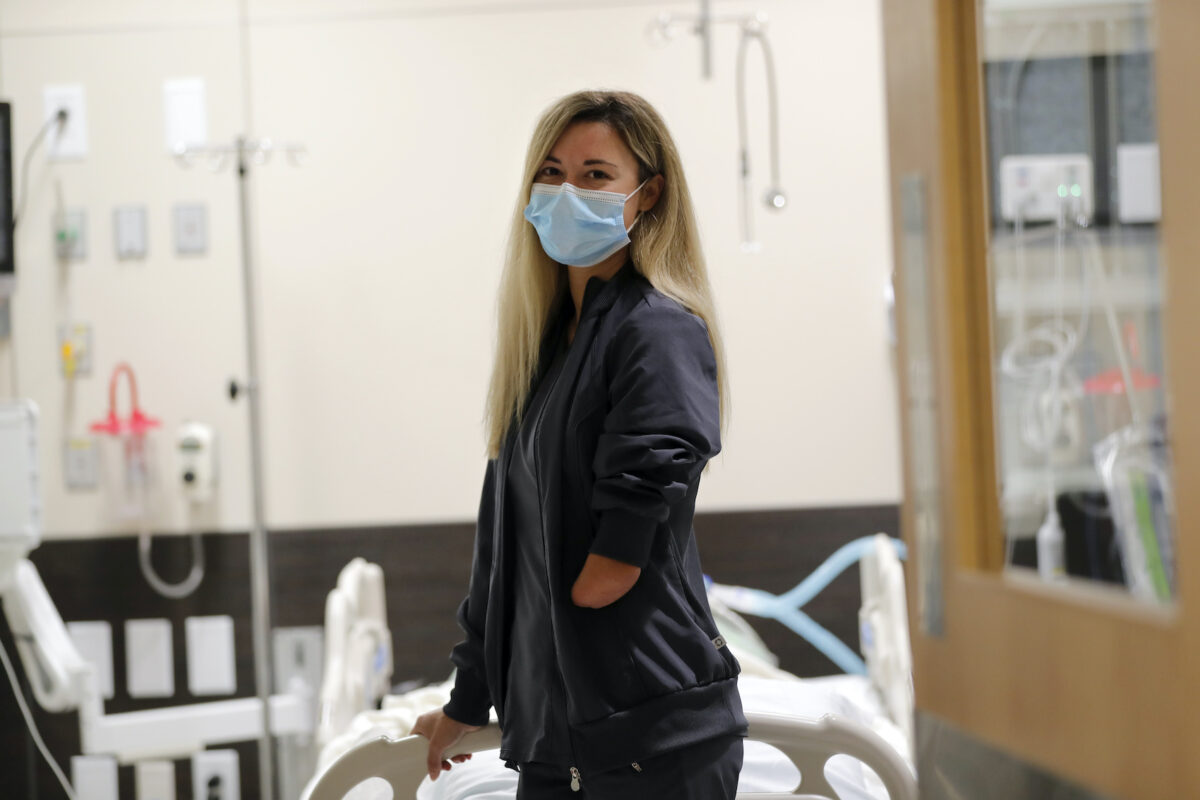 Chuyên viên trị liệu hô hấp Savannah Stuard, người sinh ra đã không có cẳng tay trái, tạo dáng bên trong phòng thí nghiệm mô phỏng tại Bệnh viện Ochsner ở New Orleans vào ngày 28/7/2020. (Ảnh Gerald Herbert / AP)