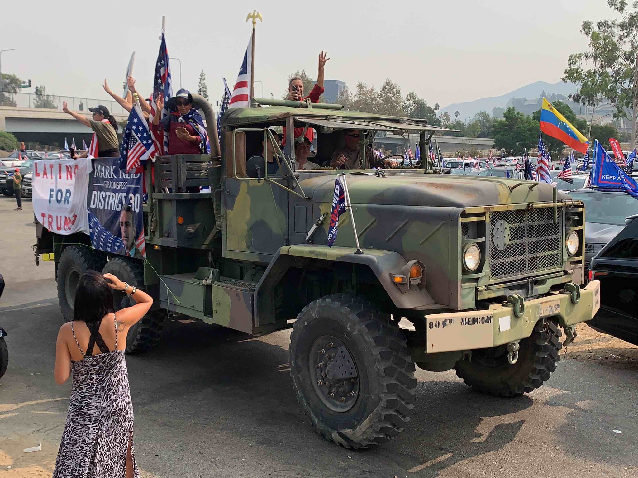 Hàng trăm xe diễu hành ở Los Angeles ủng hộ TT Trump