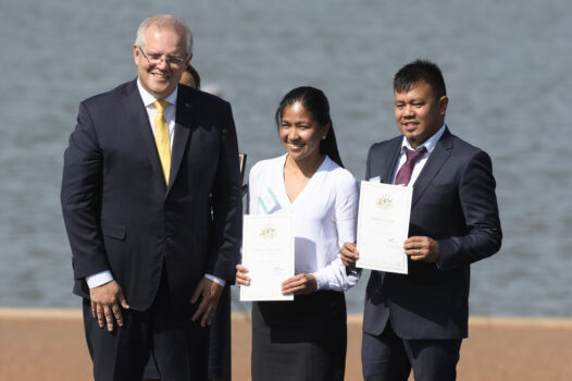 Thủ tướng Australia, Scott Morrison chụp ảnh với những người Úc mới trong buổi lễ nhập tịch tại Hồ Burley Griffin vào ngày 26/1/2020 ở Canberra, Úc. (Ảnh Rohan Thomson/ Getty Images)