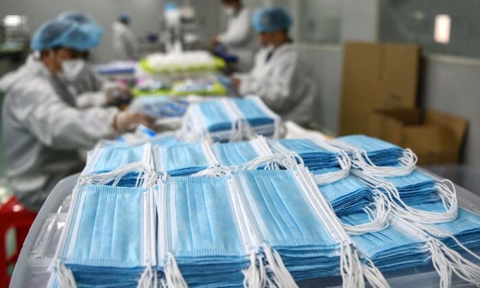 Giữa đại dịch, các quan chức Trung Quốc đặt mua vật tư y tế của nước ngoài và bán chúng kiếm lời