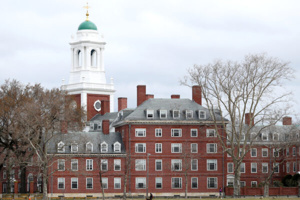 Khuôn viên Đại học Harvard ở Cambridge, Mass., vào ngày 23 tháng 3 năm 2020. (Ảnh: Maddie Meyer / Getty qua The Epoch Times)