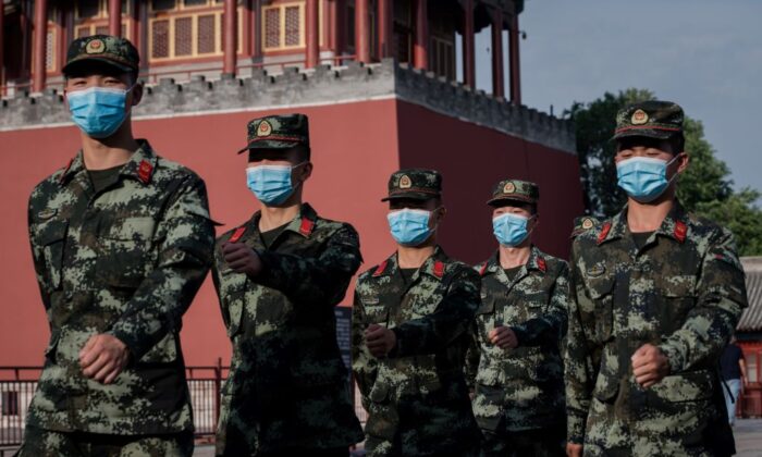 Các sĩ quan cảnh sát bán quân sự diễu hành cạnh lối vào Tử Cấm Thành ở Bắc Kinh vào ngày 22 tháng 5 năm 2020. (Nicolas Asfouri / AFP/Getty qua The Epoch Times)