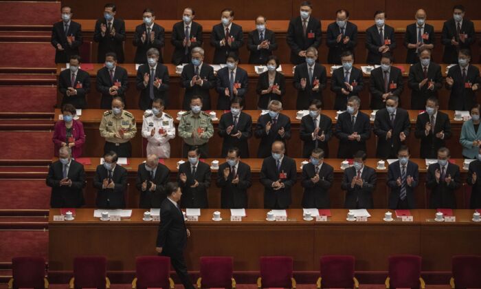 Chủ tịch Trung Quốc Tập Cận Bình (dưới cuối) đến dự phiên bế mạc hội nghị lập pháp bù nhìn của ĐCSTQ trong khi các quan chức Đảng Cộng sản khác vỗ tay, tại Bắc Kinh, vào ngày 28/5/2020. (Ảnh Kevin Frayer qua Getty Images)