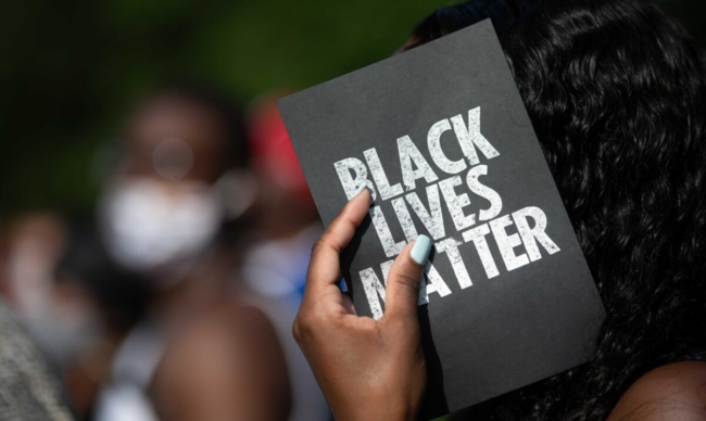 Một người biểu tình cầm một tấm thẻ có ghi "Black Lives Matter", bên ngoài tòa án Quận Glynn ở Brunswick, Ga., Vào ngày 4 tháng 6 năm 2020. (Ảnh: Sean Rayford / Getty Images)