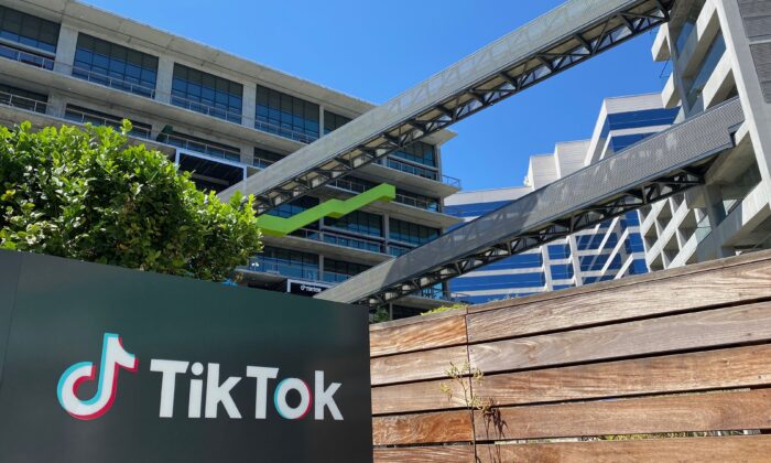 Logo của ứng dụng video Trung Quốc TikTok bên cạnh khu văn phòng mới của công ty tại khuôn viên C3 ở Culver City, phía tây Los Angeles, California, vào 11/8/2020. (Ảnh Chris Delmas / AFP qua Getty Images)