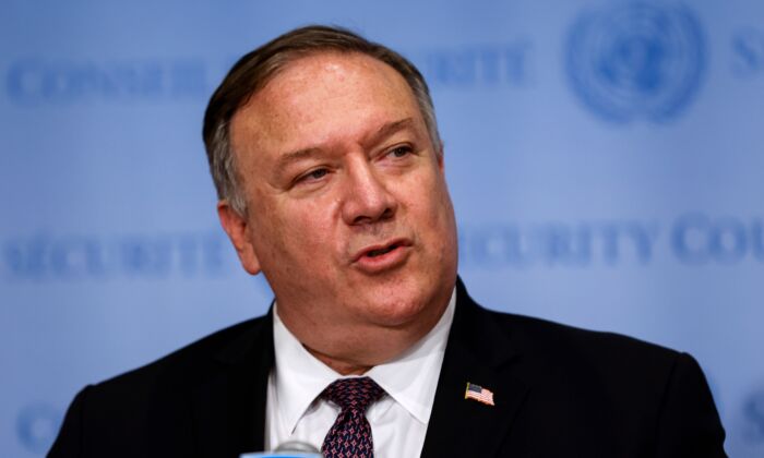 Ngoại trưởng Hoa Kỳ Mike Pompeo nói chuyện với các phóng viên sau một cuộc họp với các thành viên của Hội đồng Bảo an Liên Hợp Quốc tại thành phố New York vào ngày 20/8/2020. (Ảnh: Mike Segar/Pool/AFP /Getty qua The Epoch Times)