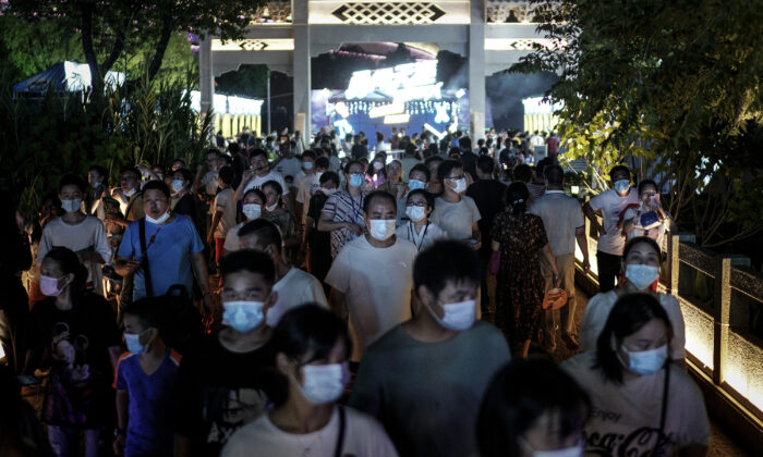 Xếp hàng dài tại bệnh viện, phong tỏa chung cư ở Vũ Hán khi nghi ngờ virus bùng phát trở lại