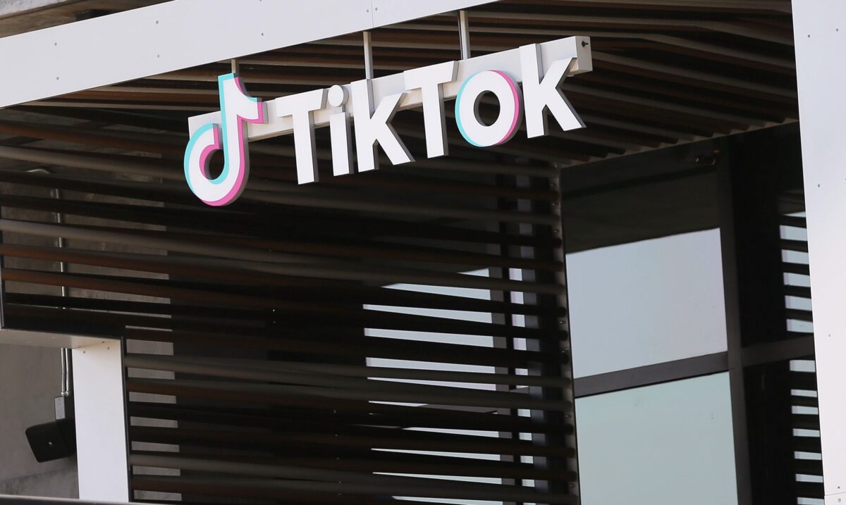 Logo của TikTok được trưng bày bên ngoài trụ sở TikTok ở thành phố Culver, California vào ngày 27/8/2020. (Ảnh Mario Tama / Getty Images)