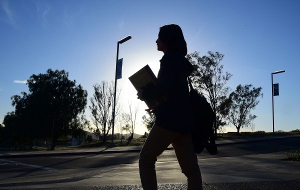 Một sinh viên đi bộ trong khuôn viên trường Linfield Christian School ở Temecula, California, vào ngày 23/3/2016. (Ảnh: Frederic J. Brown/AFP/Getty qua The Epoch Times)