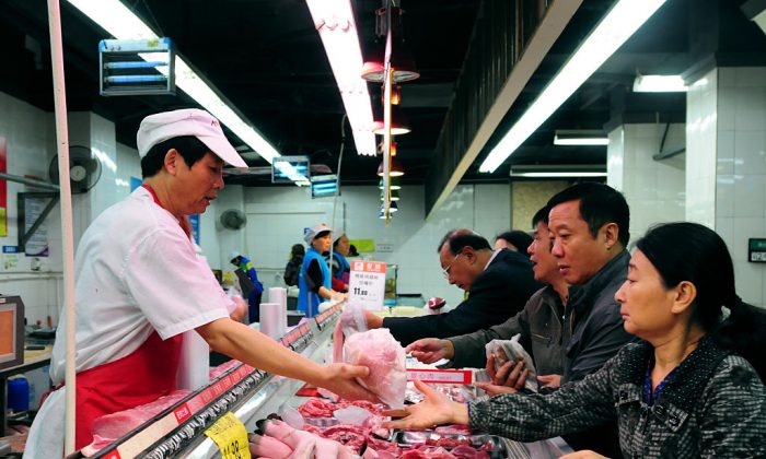 Khách hàng Trung Quốc mua thịt lợn tại một siêu thị ở Cửu Giang, tỉnh Giang Tây, miền đông Trung Quốc. (STR / AFP / Getty Images)