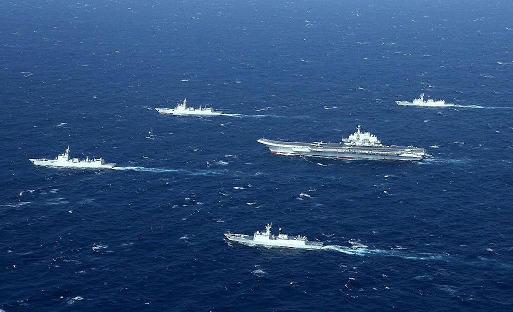 Một đội hải quân Trung Quốc, gồm cả tàu sân bay Liêu Ninh (giữa) trong cuộc diễn tập quân sự ở biển Đông, vào ngày 2 tháng 1 năm 2017. (Ảnh STR / AFP / Getty Images)