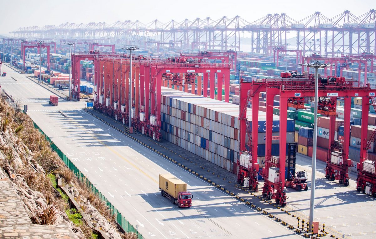 Các container chứa hàng hóa Trung Quốc được tổ chức giao thương tại Cảng nước sâu Dương Sơn ở Thượng Hải vào ngày 13/2/2017. (Ảnh Johannes Eisele / AFP / Getty Images)