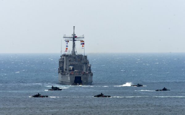 Một tàu đổ bộ được bao quanh bởi các phương tiện tấn công đổ bộ trong cuộc diễn tập Hán Quang (Han Kuang) vào ngày 25 tháng 5 năm 2017, cách thành phố Mã Công (Magong) trên đảo Bành Hồ hẻo lánh của Đài Loan 7 km (4 dặm). (Ảnh SAM YEH / AFP / Getty Images)