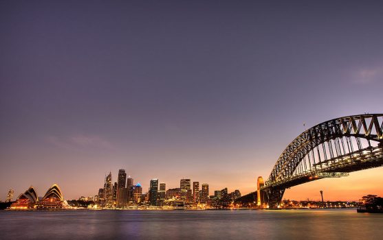 Cầu cảng Sydney, Nhà hát Opera và Đường chân trời được chiếu sáng trước khi tắt điện toàn bộ để hưởng ứng Giờ Trái đất năm 2009  ở Sydney, Úc vào ngày 28 tháng 3 năm 2009. (Ảnh Brendon Thorne / Getty)