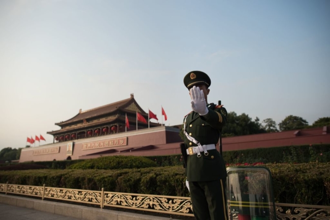 Cảnh vệ trước quảng trường Thiên An Môn. (Ảnh: AFP PHOTO / Nicolas ASFOURI)