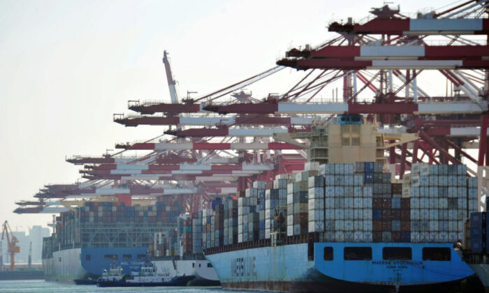 Các container hàng hóa được chất lên tàu chở container tại một cảng ở Thanh Đảo, một thành phố ở tỉnh Sơn Đông, miền đông Trung Quốc, vào ngày 8/4/2018. (Ảnh AFP qua Getty Images)