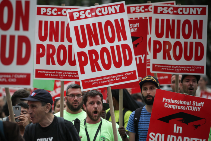Các nhà hoạt động công đoàn và những người ủng hộ biểu tình phản đối phán quyết của Tòa án Tối cao Pháp viện đối với án lệ Janus kiện AFSCME, tại Quảng trường Foley ở Lower Manhattan, ở Thành phố New York vào ngày 27/6/2018. (Ảnh Drew Angerer / Getty Images)