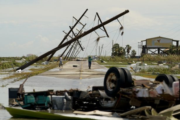 Mọi người xem xét tổn thất còn lại sau cơn bão tại Holly Beach, Louisiana ngày 27/8/2020. (Ảnh Eric Gay / AP)