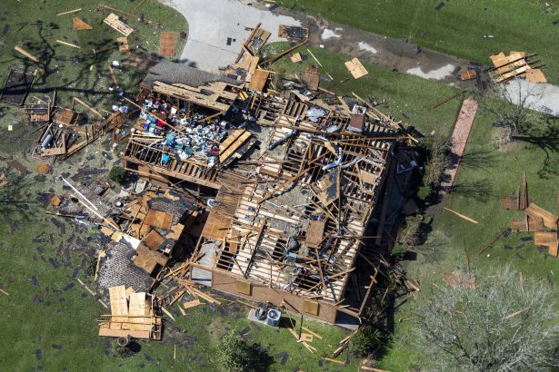 Thiệt hại của bão Laura tại thành phố Lake Charles, Louisiana ngày 27/8/2020. (Ảnh Bill Geig /AP / POOL)